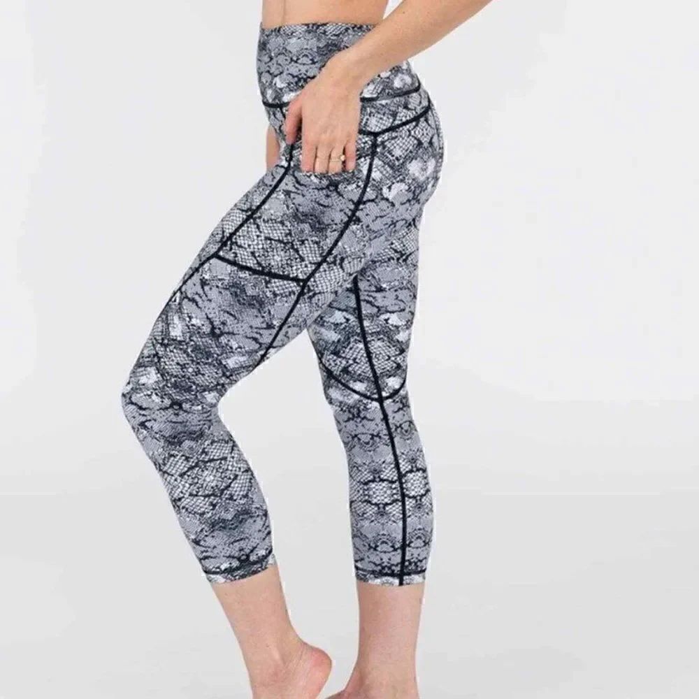 ZYIA Cobra Metallic Pocket Light N Tight High Rise Capri Size 2 Black White 20"